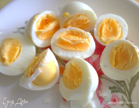 Яйца отварить.