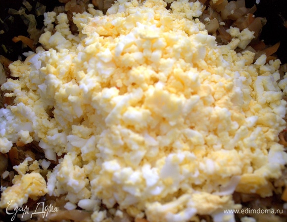 Натереть и смешать с капустной начинкой.