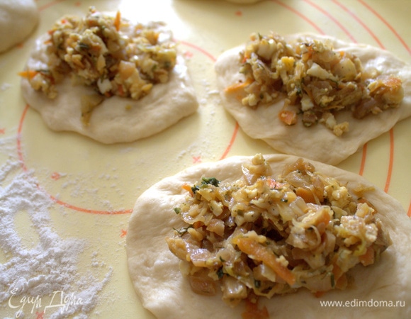 Расплющить порции теста, можно раскатать. Положить начинку. Мы любим максимально тонкое тесто и много начинки.