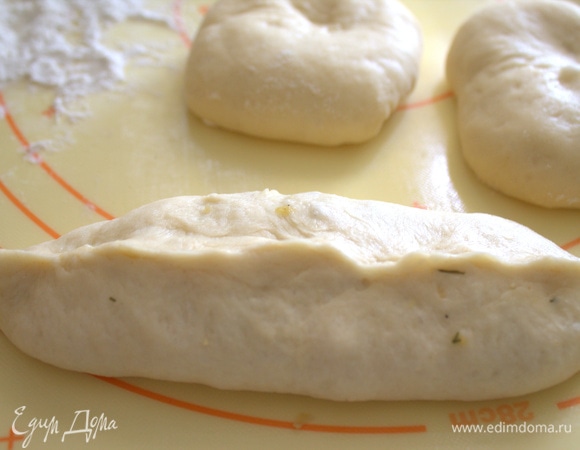 Слепить пирожки. У меня большие, т. к. не было времени, обычно я люблю маленькие.