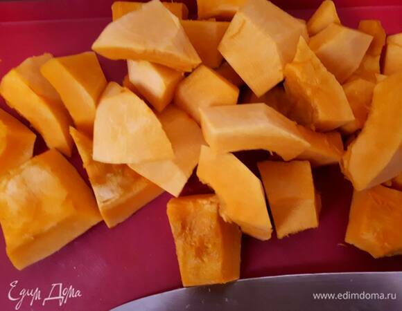 Очистите и нарежьте тыкву хоккайдо на крупные кусочки.