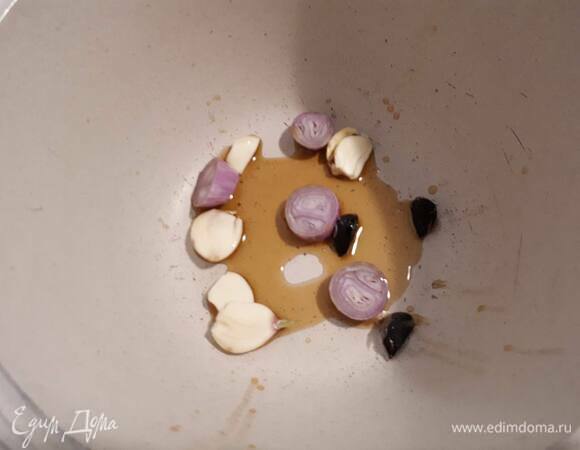 Крупно нарежьте лук, раздавите чеснок и обжарьте на кунжутном масле.