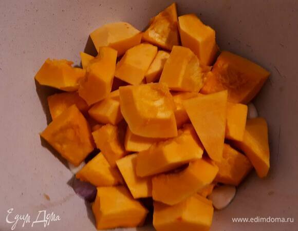 Добавьте тыкву и прогрейте пару минут.