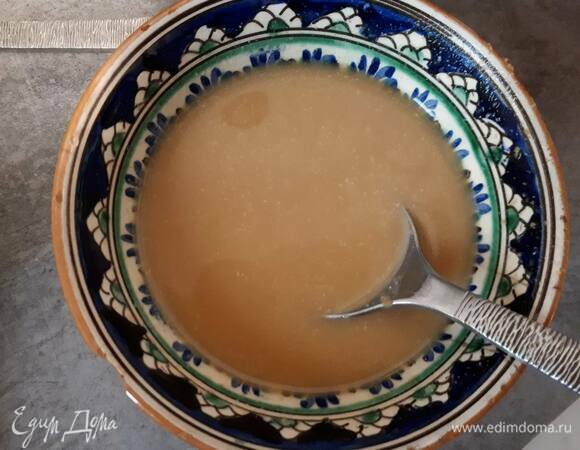 Растворите пасту мисо в небольшом количестве воды.