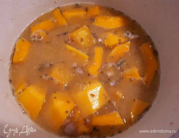 Влейте горячий бульон в кастрюлю, добавьте растворенную пасту мисо, перемешайте, посолите, накройте крышкой и оставьте вариться до готовности тыквы (примерно 10 минут).