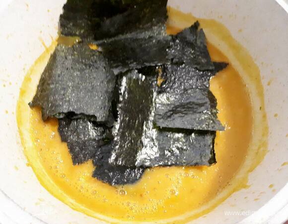 Снимите с огня. Пюрируйте погружным блендером, добавьте нори, нарезанные крупными кусочками, хорошо перемешайте и оставьте настояться 10 минут.