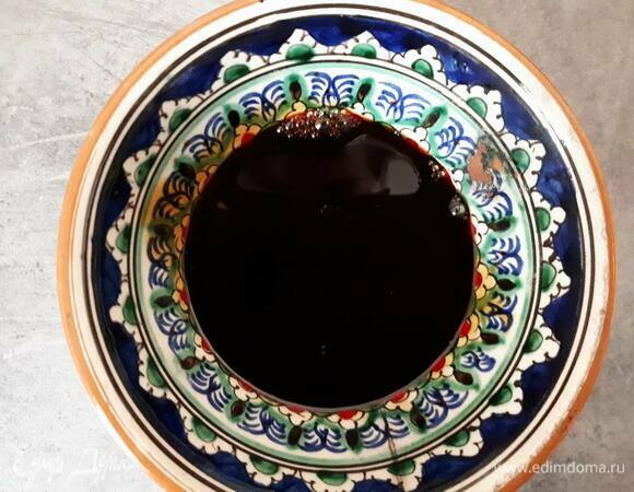 Для соуса терияки смешайте мирин, соевый соус и сахар. Доведите до кипения и проварите 2–3 минуты.