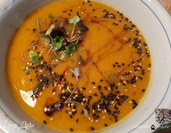 При подаче посыпьте суп кунжутом и влейте немного соуса терияки.