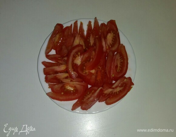Помидоры нарезать дольками.