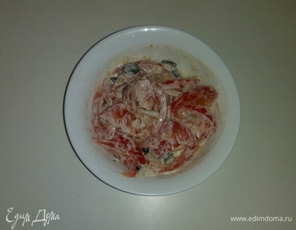 Добавляем заправку к овощам, солим. Перемешиваем. Ставим блюдо в холодильник на 20 минут. Прятного аппетита!