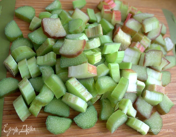 Ревень промыть, нарезать шайбочками.