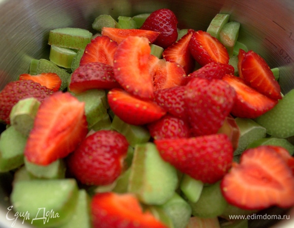 Поместить в кастрюлю, нарезать клубнику.