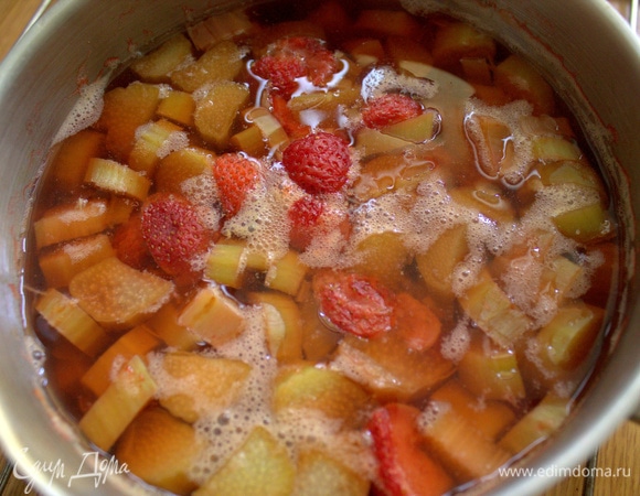 Довести до кипения, дать прокипеть минуты 2–3, выключить.