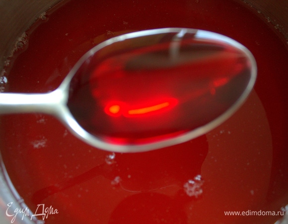 Процедить, добавить сироп или сахар по вкусу.