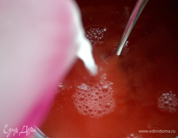 Поставить на огонь кастрюлю с напитком и влить крахмал, помешивая.