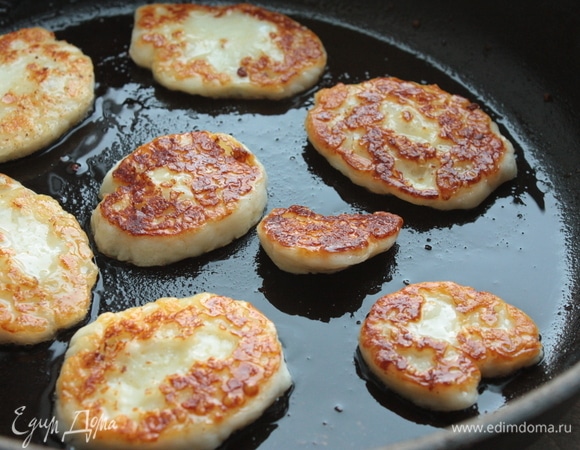 Сыр халуми нарежьте слайсами по 5–6 мм и обжарьте на гриле или сковороде до румяной корочки.