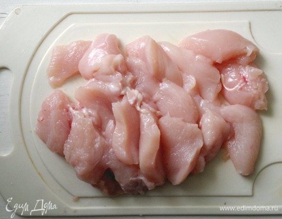 Куриное филе вымыть, обсушить бумажным полотенцем. Нарезать средними кусочками.