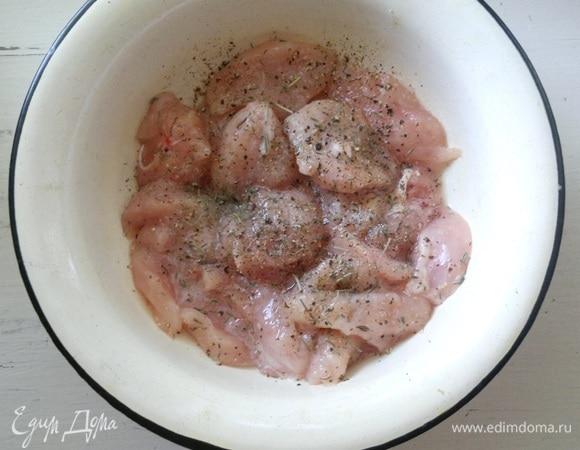 Кусочки филе сложить в миску. Посыпать сушеным тимьяном и розмарином, черным перцем, солью. Полить растительным маслом, перемешать. Оставить мариноваться на 10–15 мин.