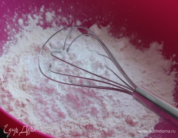 Для начала необходимо замесить тесто. Просейте муку вместе с сахарной пудрой и щепоткой соли.