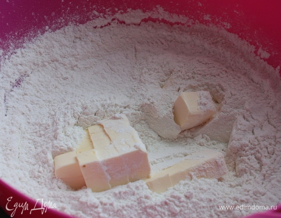 Ледяное сливочное масло, нарезанное кубиками, быстро разотрите с остальными ингредиентами до образования крошки. Для этого лучше всего использовать миксер — масло не должно начать таять.