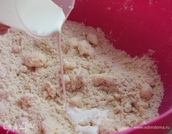 Влейте ледяные сливки и быстро-быстро замешайте тесто. Его не нужно вымешивать: как только тесто собралось в ком, его важно обернуть пищевой пленкой и отправить в холодильник (не морозильную камеру) на 1 час.