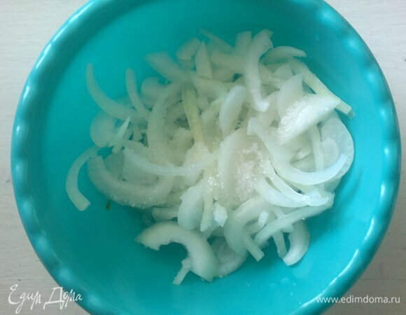 Лук очистить, нарезать полукольцами. Сложить в миску, полить уксусом и посыпать сахаром. Дать постоять 10 мин.