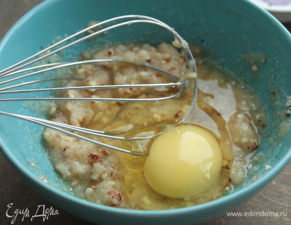 Пока тесто охлаждается, можно приготовить франжипановую начинку для пирога. Для этого разотрите размягченное сливочное масло с сахаром, вбейте туда яйцо и добавьте ванильный экстракт. Тщательно все перемешайте.