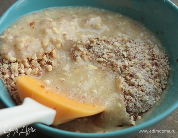 Введите в смесь измельченный миндаль и еще раз перемешайте до однородности. Можно добавить еще 1 столовую ложку муки, чтобы франжипан лучше схватился. Абрикосы необходимо разрезать на 2 половинки. Для этого рецепта лучше всего подойдут не переспелые абрикосы (иначе они дадут много жидкости и начинка поплывет).