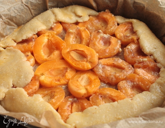 Заверните края галеты, смажьте их взбитым яйцом и посыпьте сахаром. Отправьте галету в духовку при 180°C на 35–40 мин. Галета должна зарумяниться, а начинка — немного увеличиться в объеме и загустеть. Следите за духовкой! Последние 5–10 минут я снижаю температуру до 150°C и пеку с конвекцией.