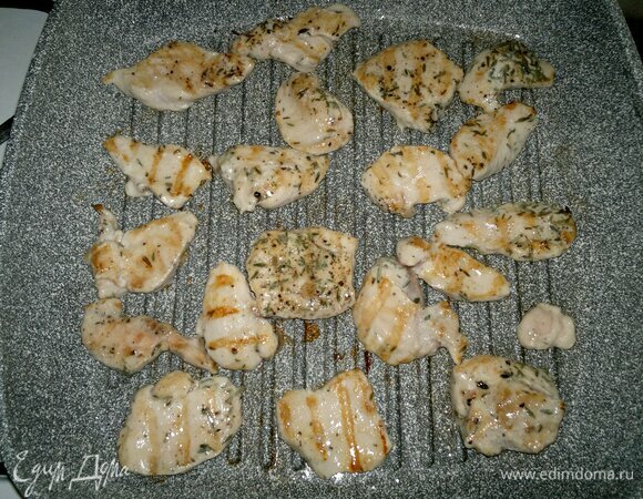 Перевернуть кусочки филе на другую сторону и обжарить 2 мин.