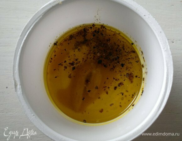 Для заправки соединить льняное масло, белый виноградный уксус, готовую горчицу, свежемолотый черный перец и щепотку соли, перемешать.