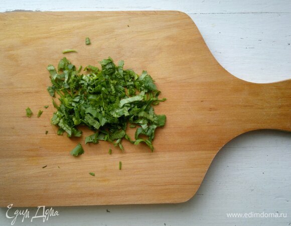 Кинзу вымыть, обсушить. Немного кинзы отложить для украшения, остальную мелко нарезать.