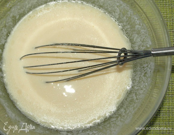В миске взбить венчиком кефир с яйцами. Добавить растительное масло, сахар, соль, соду и взбить. Добавить просеянную муку и хорошо перемешать, чтоб не было комочков.