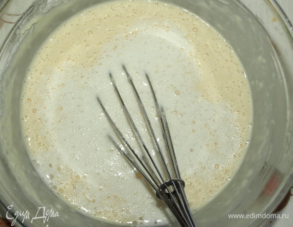 Добавить минеральную воду и перемешать.