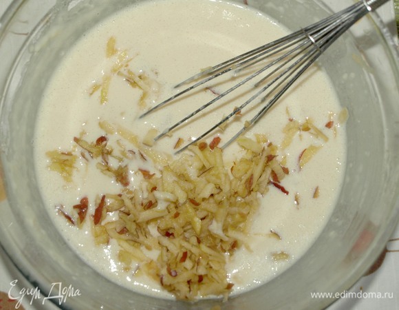 Яблоко натереть на средней или крупной терке. Добавить в тесто и тщательно перемешать. Дать тесту постоять 10 минут.