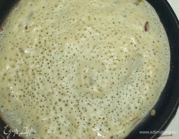 На очень хорошо разогретой сковороде выпекаем блины с двух сторон, каждый раз перемешивая тесто перед выпеканием. Кладем готовые блины на тарелку.