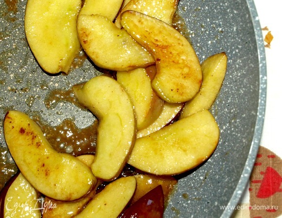 Яблоко нарезать тонкими дольками. Обжарить на сливочном масле, добавить мед и готовить полминуты, постоянно перемешивая.