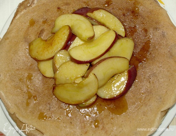 Выкладываем яблоки на блины, поливаем образовавшимся соусом.