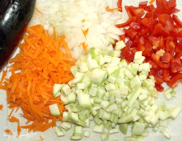 Вес овощей указан в подготовленном виде. Морковь натереть на крупной терке. Лук, красный сладкий перец, кабачки, баклажаны, картофель мелко нарезать, предварительно очистив.