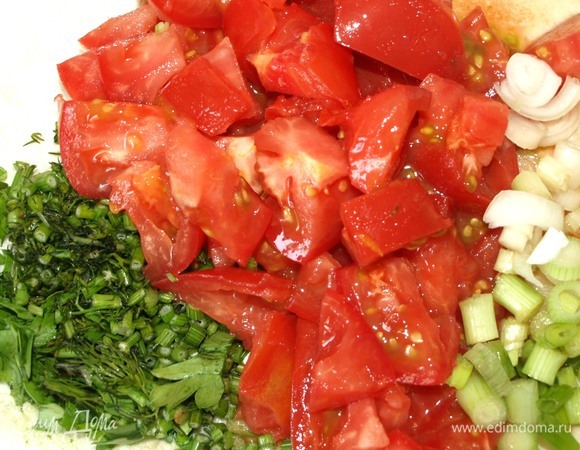 Часть зелени (укроп, петрушку, зеленый лук) мелко порубить. Помидоры, лучше взять сочные. Крупно их режем.