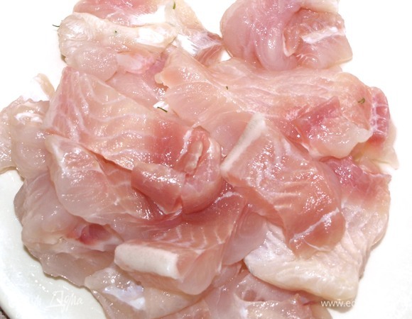 Филе пангасиуса промыть, проверить на наличие костей, обсушить и нарезать средними кусками.