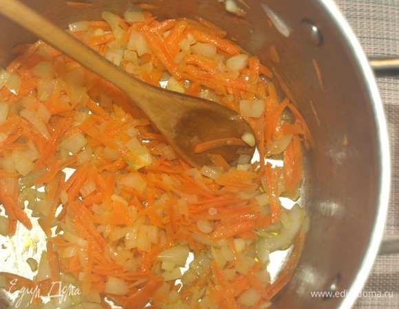 В кастрюле разогреваем растительное масло, добавляем лук, морковь и чеснок. Готовим 3 минуты.