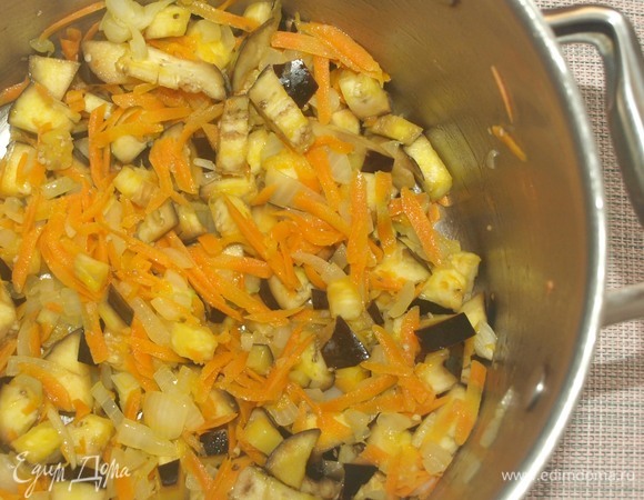 Добавляем в кастрюлю баклажаны. Готовим 3 минуты.