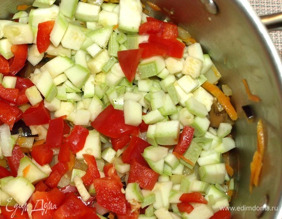 Добавляем к остальным овощам сладкий перец и кабачки. Готовим 3 минуты.