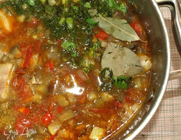 Снимаем суп с огня. Добавляем лавровый лист и оставшуюся зелень. Регулируем соль и перец. Закрываем крышкой и даем настояться 10 минут. Суп готов.