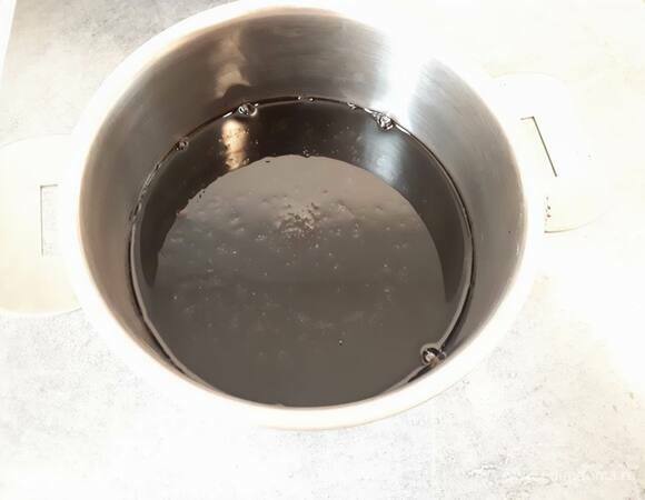 Натрите имбирь и измельчите чеснок (если делаете полный вариант). Смешайте все ингредиенты в кастрюльке (кроме крахмала, опять-таки по желанию), доведите до кипения и проварите 3–4 минуты.