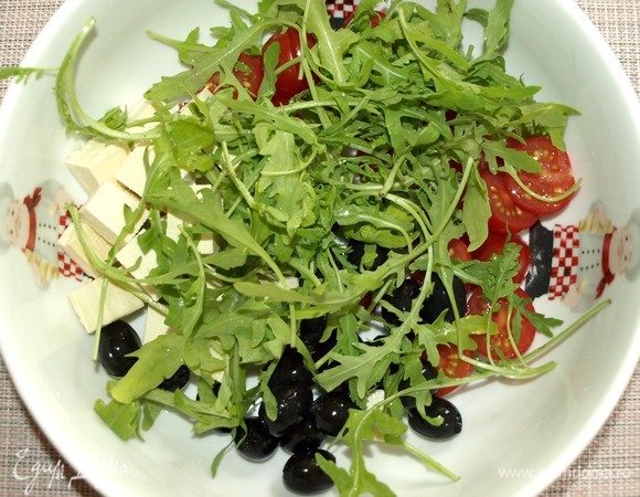 Руколу промыть, дать стечь воде. Отправляем в миску к помидорам и тофу.