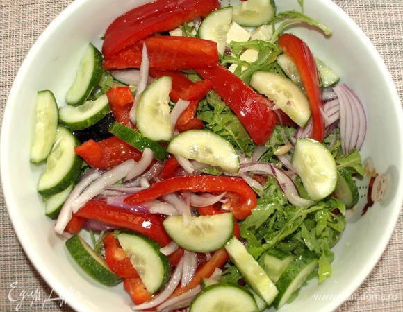 Огурец крупно нарезать. Лук нарезать перьями. У красного перца удаляем плодоножку, семена и перегородки. Нарезаем вдоль крупными полосками. Добавляем в миску к остальным овощам.
