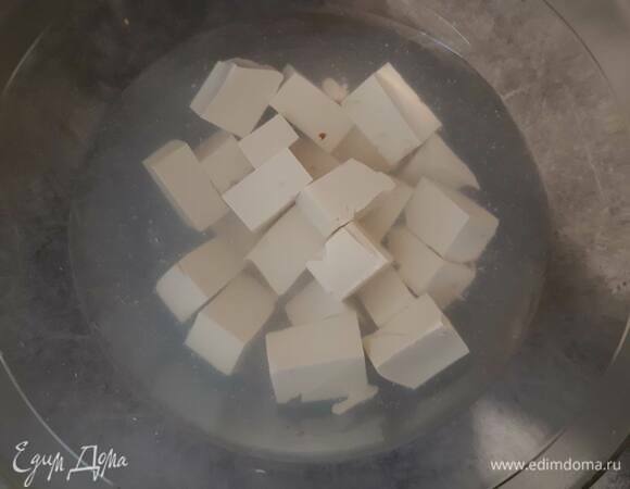 Нарежьте тофу крупными кубиками и поместите в воду до востребования.