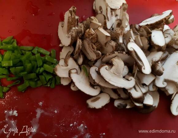 Нарежьте шиитаке пластинками.